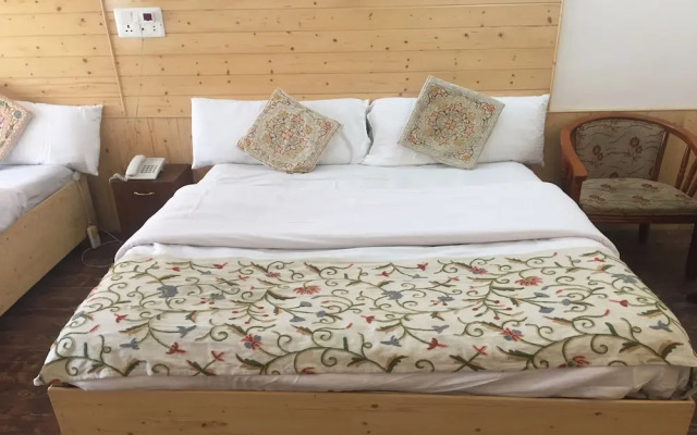 OYO 22456 Hotel Fifth Season