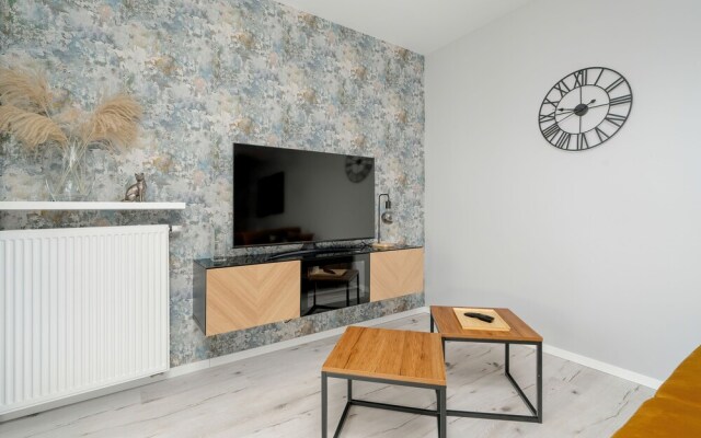 Apartment With Desk in Poznan by Renters