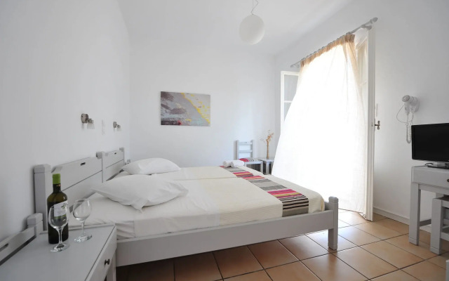 Akrotiri Hotel
