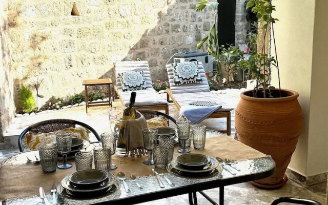 Vetus Vicinato Luxury Homes