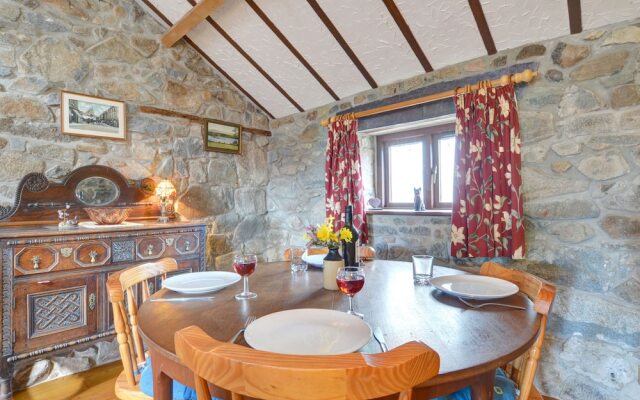 Cozy Holiday Home in Llanfaglan Near Sea