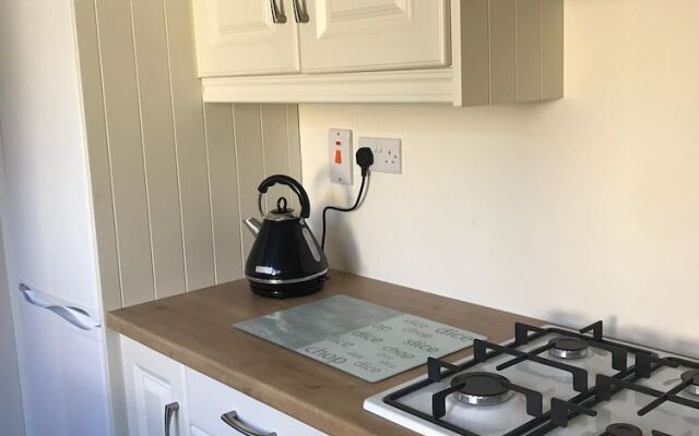 Newly Refurbished 3 Bed House Near City