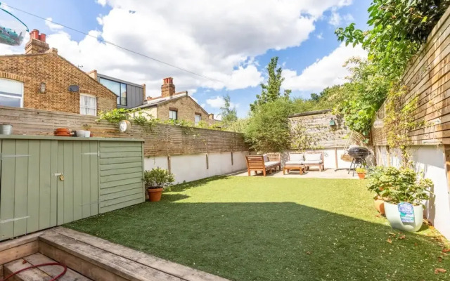 Spacious 2 Bedroom Home in Lewisham