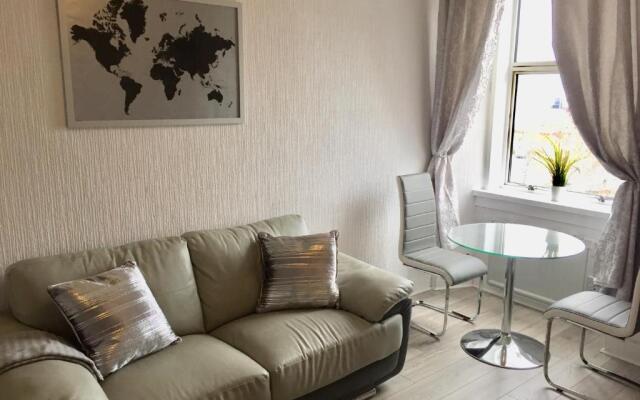 River Clyde Views - Private & Spacious Apartment