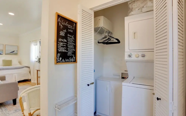 Centrally Located Studio 3 Mi From Downtown!