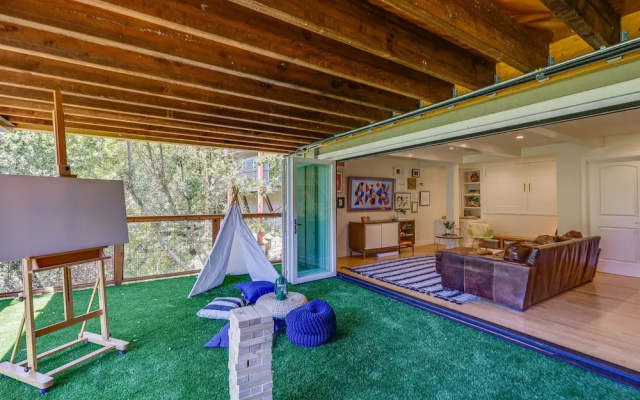 Unique Larkspur Cabin w/ Treetop Mountain Views!