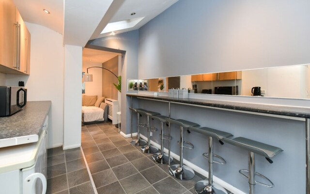 Impeccable 4-bed House in Brixton, London