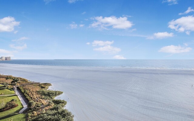 Beachfront Condo With Panoramic Ocean Views and Pool