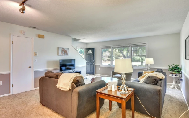 Seneca Escape w/ Screened Patio: Near Lakes!