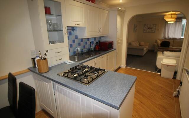 Tywn 2 Bed Apartment by Cardiff Holiday Homes