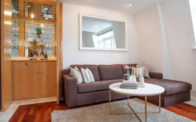 Stylish 2-bed Flat by Piccadilly Circus & Mayfair