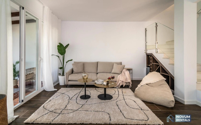 TOP RENOVATED 3-BDRM TOWNHOUSES with POOL, BBQ & ROOFTOP TERRACES