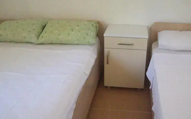 Yakamoz Pansiyon Mazı