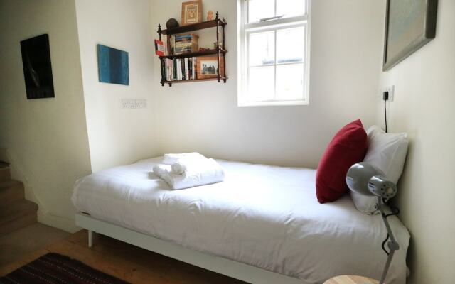 Charming 2 Bedroom House With Garden in East London