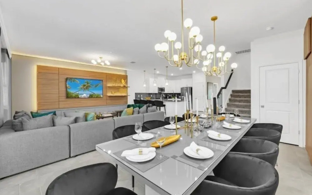 2940 Penel 9 Bedroom Home