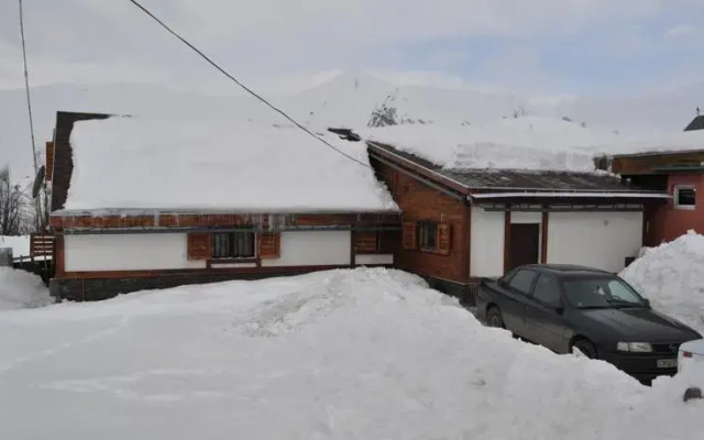 Gia's Hut Hostel