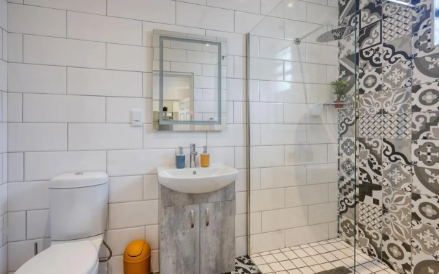Hampton Collection - Stylish 3 Sleeper Apartment with Pool