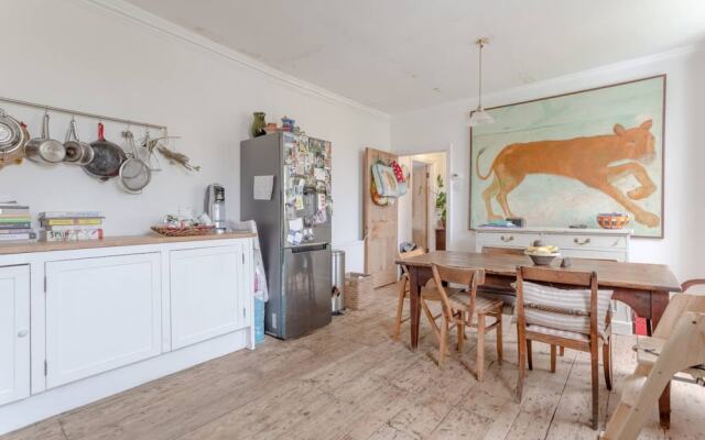 Spacious and Colourful 2 Bedroom Flat in Lambeth