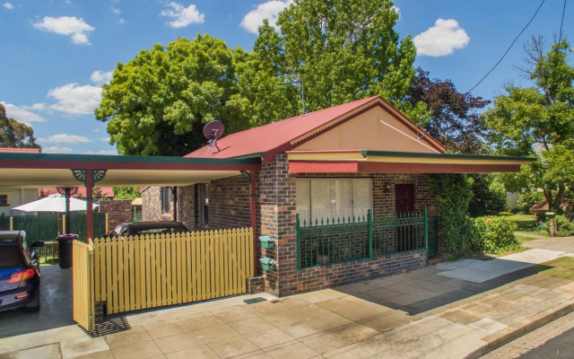 Central Armidale 2-Bedroom Apartment