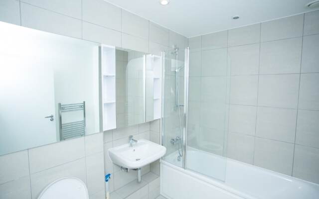 Highview 2-bed Apartment in London