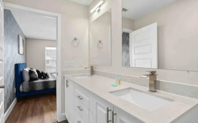 Super Epic- Sleeps 32 TWO Separate Townhomes