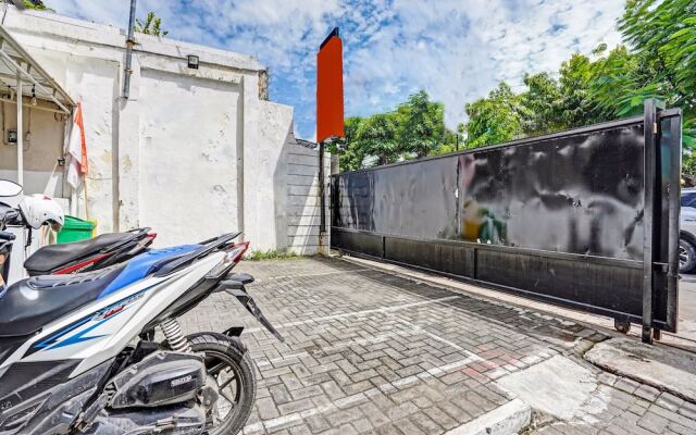 OYO Flagship  90789 Genteng Residence