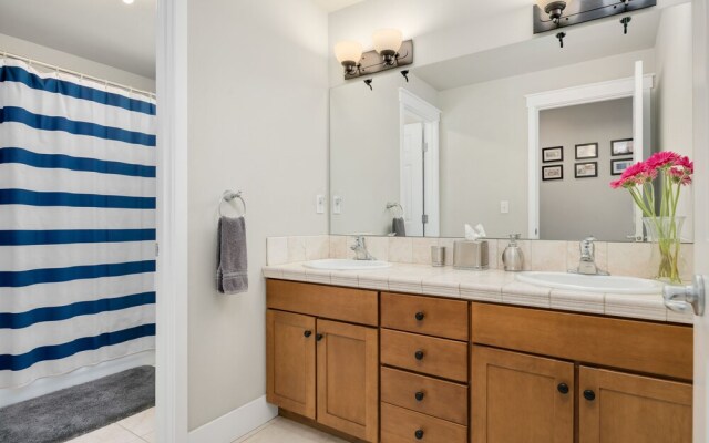 Seattle Vacation Home: Off The Wall