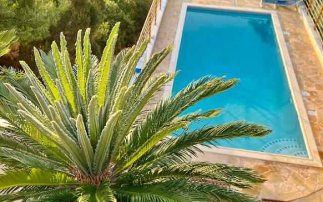 Serenity Holiday Home with self contained apartment and private pool