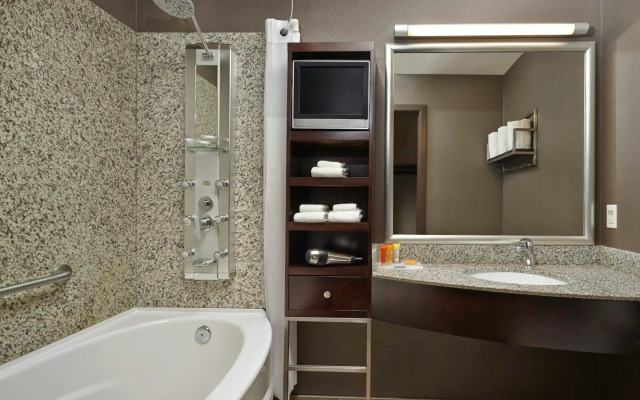 Acclaim Hotel By CLIQUE