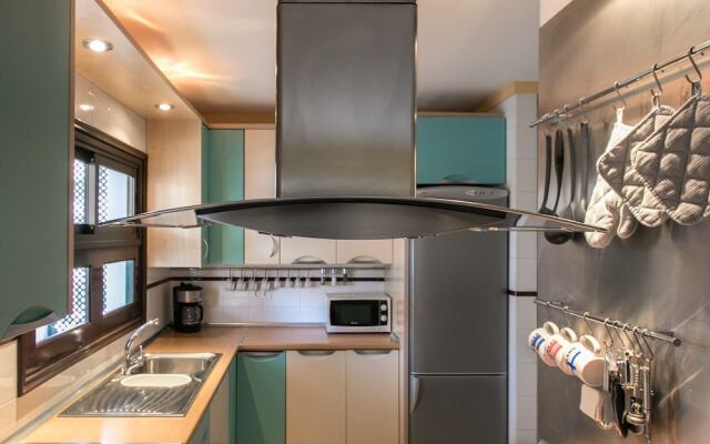 The Midpoint Apartment, Coastal Life Between the Two Beaches