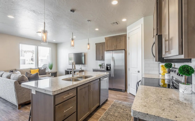 Stargazer Luxury Condo, Rooftop Views, Private Hot Tub