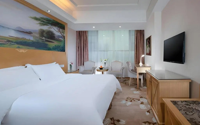 Vienna Hotel Guangdong Dongguan Tangxia South High-Speed Railway Station