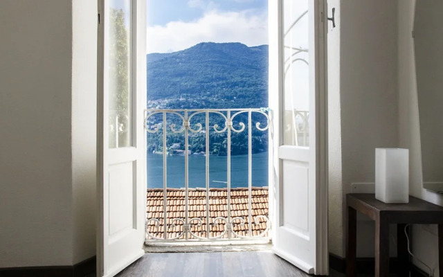 JOIVY Stunning 2-BR Flat w/ Balcony