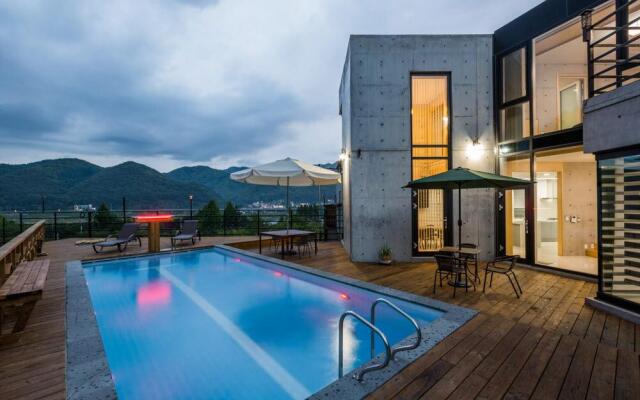 Asamo poolvilla