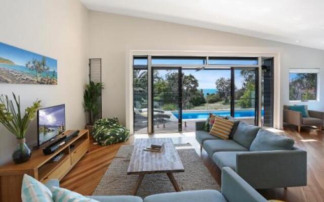 Barefoot Bungalow - Castaways Beach