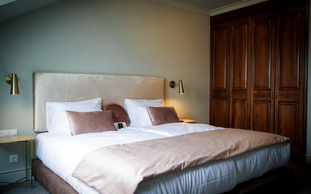 Queen's Court Hotel & Residence