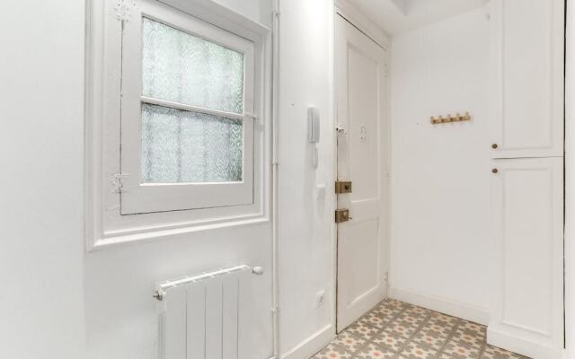 New! Bright 2 Bed Easily Connected to the Center