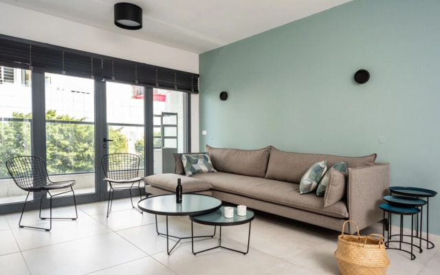 Stylish with Balcony Viewing Rothschild