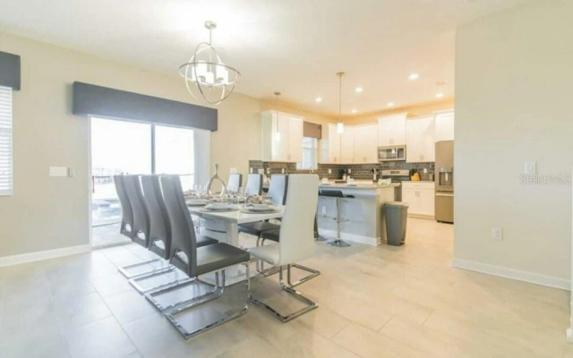 8912 Amazing Spacious Home