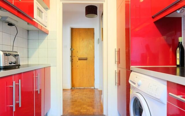 Bright and Spacious 2 Bed Apartment - Sleeps 4