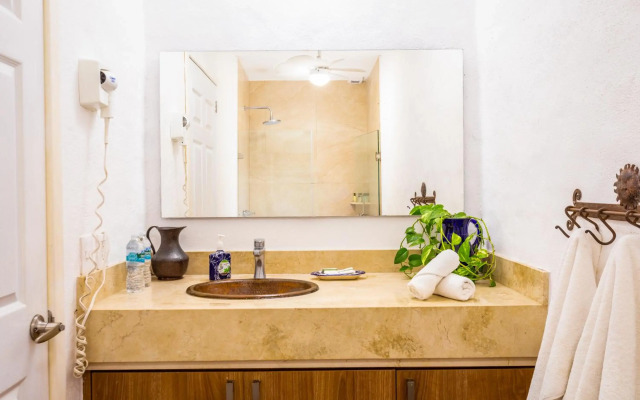 Casa Lotería -Pueblito Sayulita- Colorful, Family and Relax Experience with Private Parking and Pool