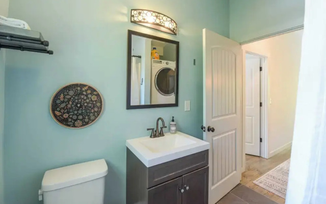 Plum Perfect Hideaway by Avantstay Near Downtown