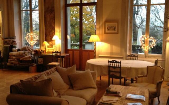 Chateau De Bessey-Les-Citeaux