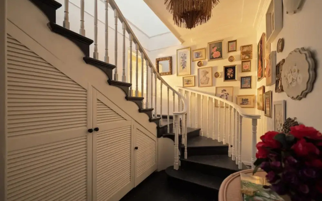 Light Filled 3-bed Coastal Home at Brighton Beach