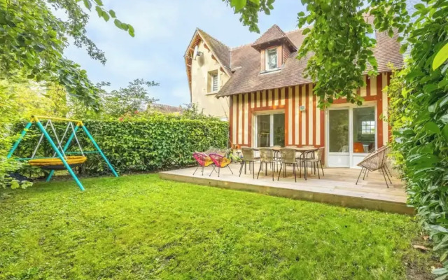 Charming House With Garden in Residence With Pool
