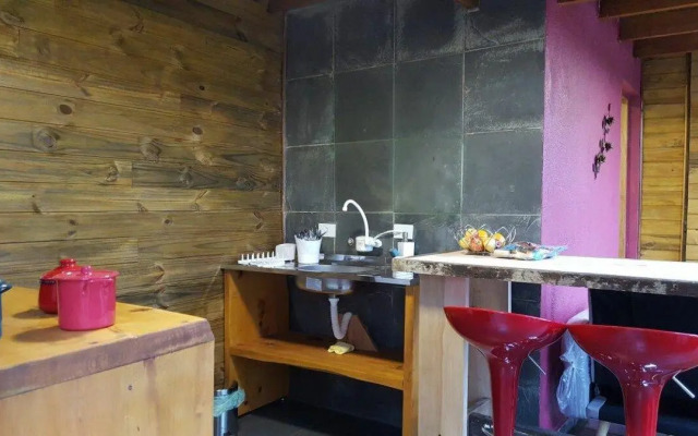 Chalé dos Tucanos- Parede de vidro com linda vista