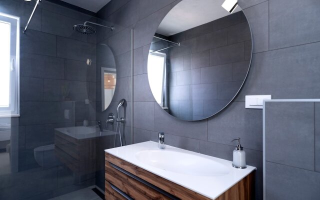 Exclusive Seafront Suites with hot tub