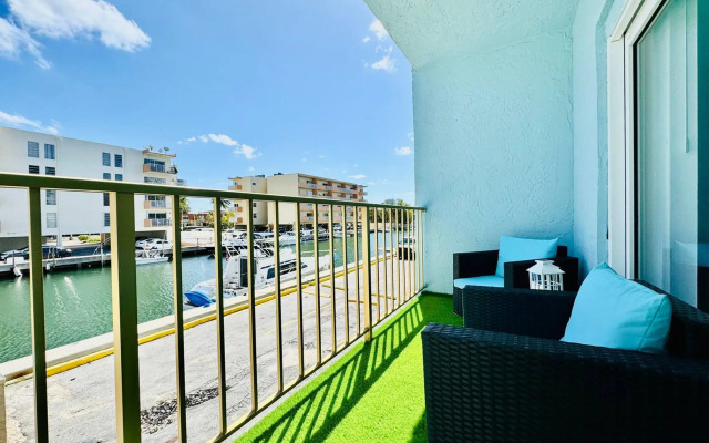 Waterfront 1BR Parking Walk to the Beach