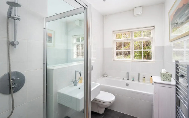 JOIVY Homely 2 Bed Riverside Flat with Patio in Hammersmith