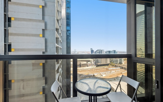 Melbourne CBD 2bed With Gym, Sauna & Pool Access – Balcony – Melbourne